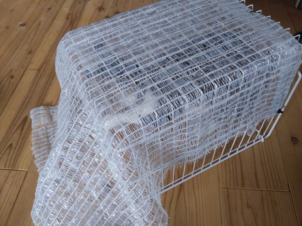 簡易的な遮光ボックスです。風通しはばっちりです。・・・猫が入っています。